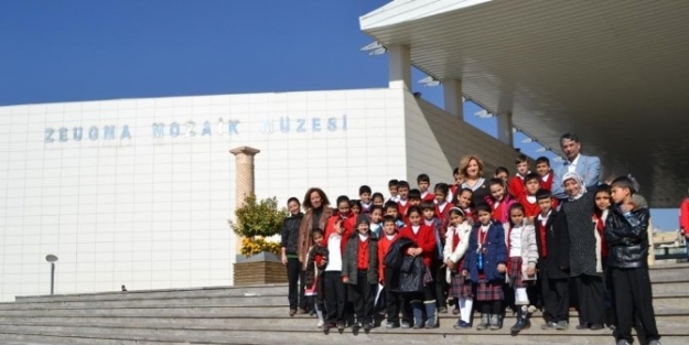 Küçük Adımlar Taşların İzinde Yürüyor