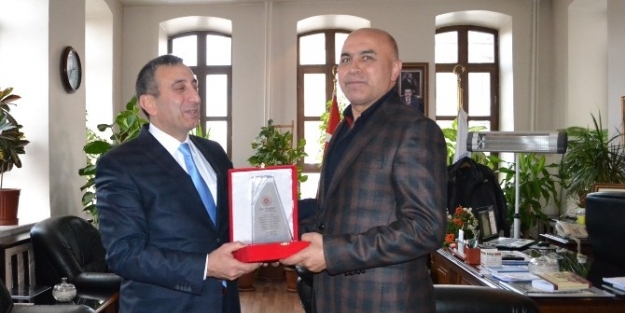 Bingül’den Korkut’a Plaket