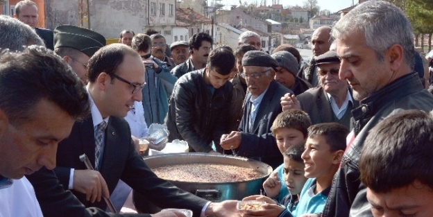 Pınarbaşı Kaymakamlığı Vatandaşlara Aşure Dağıttı