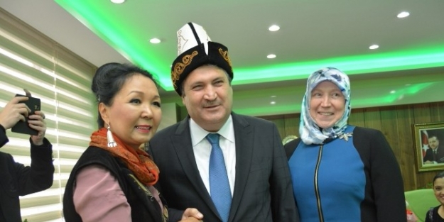 Dünyaca Ünlü Kırgız Sanatçı Yunusemre Belediyesi’nde