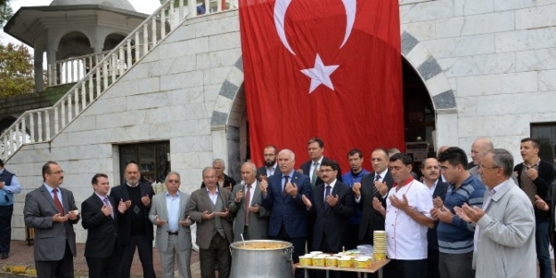 Başkan Çelik Karaağaçlı’da Aşure Dağıttı