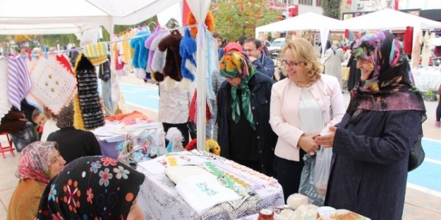 Ev Kadınları Hünerlerini Sergiliyor