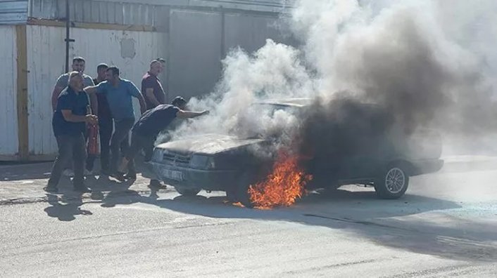 Satış için notere götürmeye hazırlandığı otomobili alev alev yandı