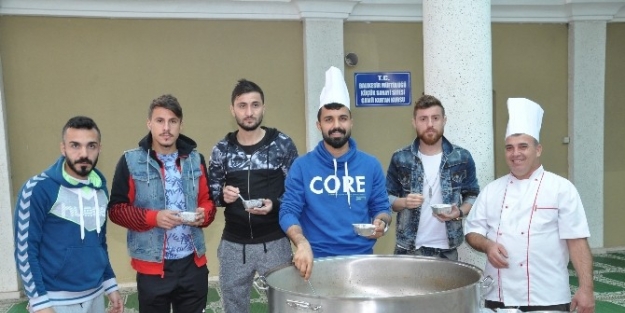 Balıkesirspor’lu Futbolcular Aşure Dağıttı