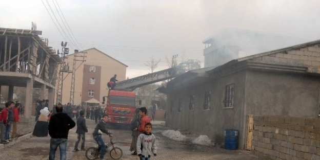 Yüksekova’da Korkutan Yangın