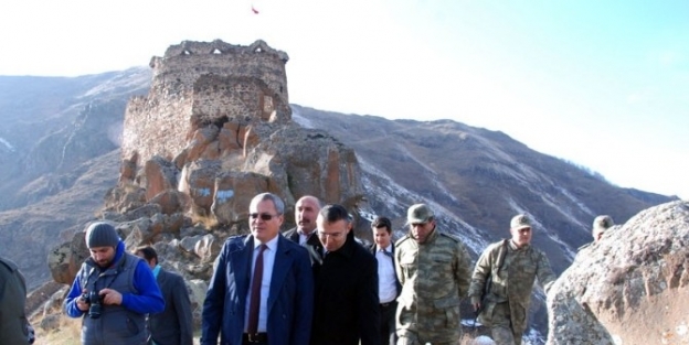 Vali Deniz, Şeytan Kalesini Gezdi