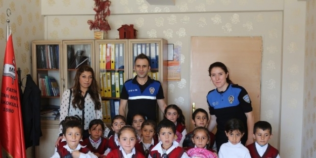 Hakkari Polisinden Bilgilendirme Çalişmasi