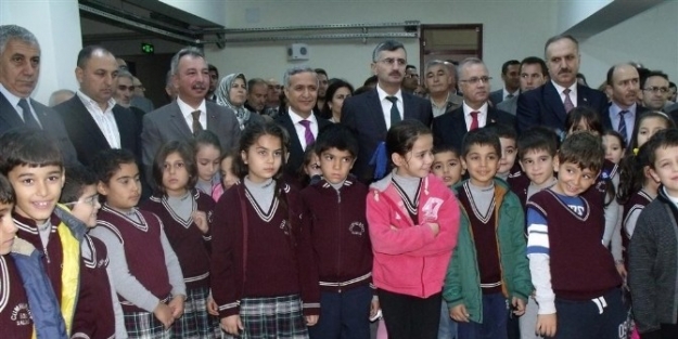 Salihli’de Cumhuriyet İlkokulu Açıldı