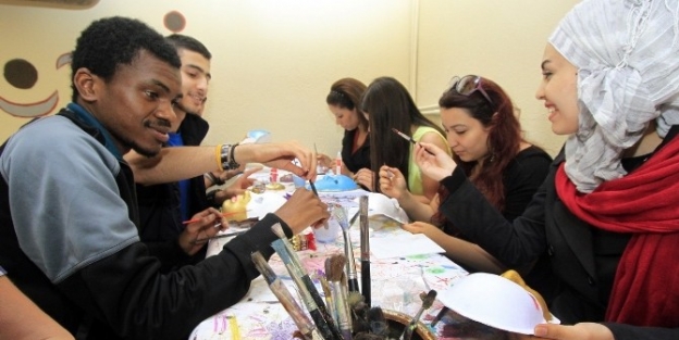 Yabancı Konukların ‘mask’ Keyfi