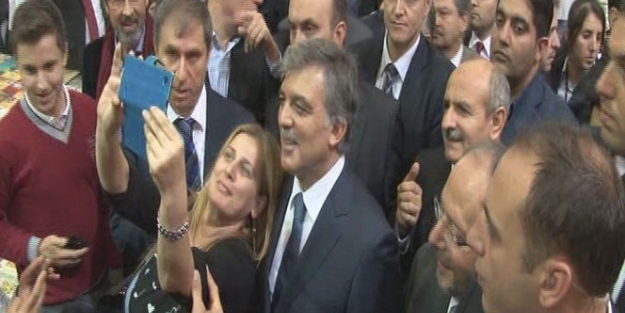 Abdullah Gül öğrencilerle sefile çektirdi