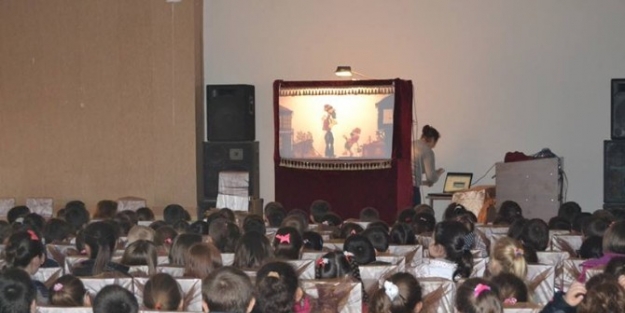 Öğrenciler Hacivat Ve Karagöz Oyunuyla Buluştu