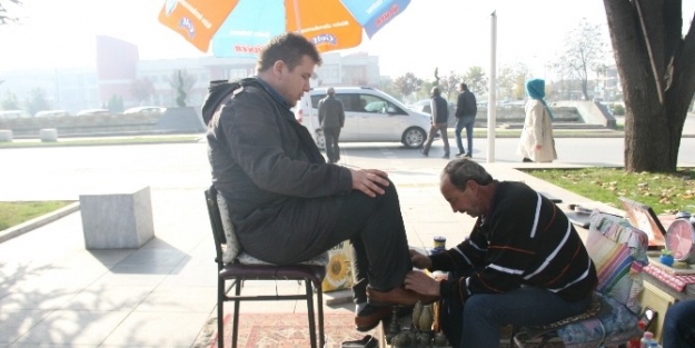 30 Yıldır Ekmeğini Ayakkabı Boyayarak Kazanıyor