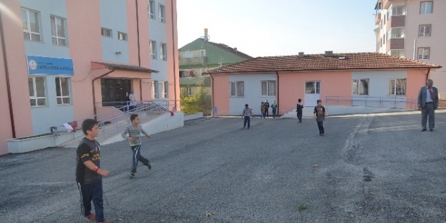 Saffet Şeker İlkokulu’nun Bahçesi Asfaltlandı