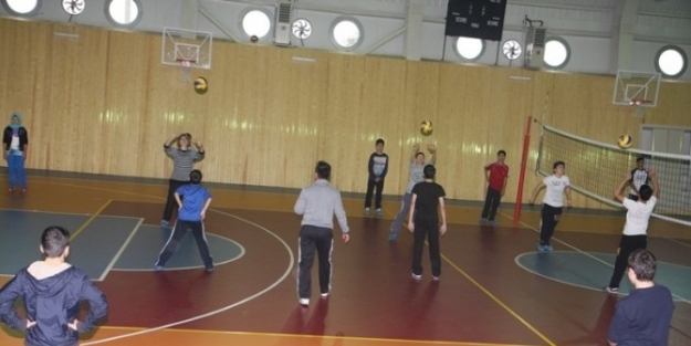 Vezirçiftliği Spor Kompleksi’nde Gençler Yetişiyor