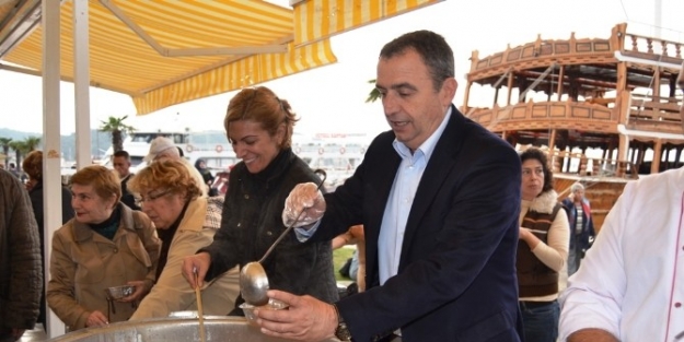 Ayvalık Belediyesi Aşure Dağıttı