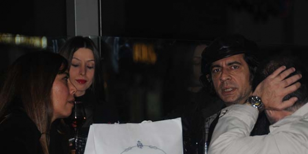 Okan Bayülgen sevgilisi için...