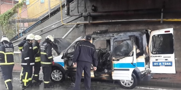 Polis Aracı Alev Alev Yandı