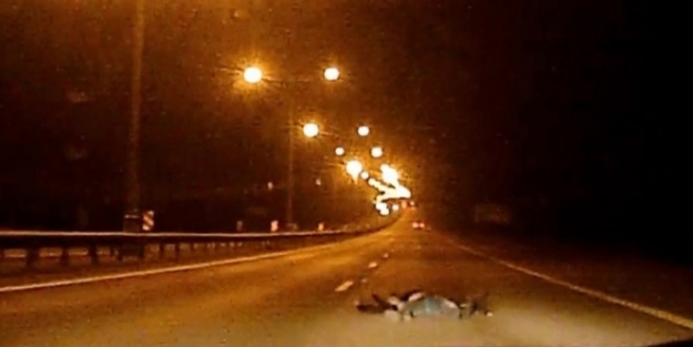 Emniyet kemerini takmayan sürücü yola savruldu