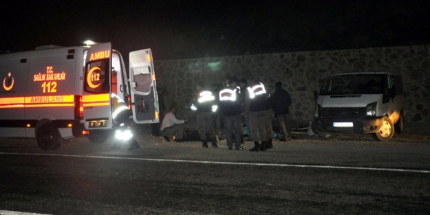 İşçi servisi kaza yaptı, 12 işçi yaralı