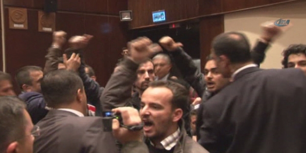 Numan Kurtulmuş'a "Papa" protestosu