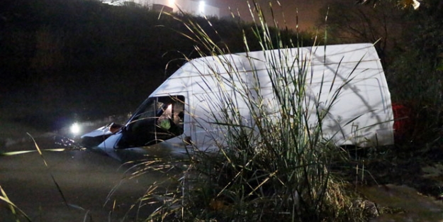 Virajı alamayan araç dereye uçtu