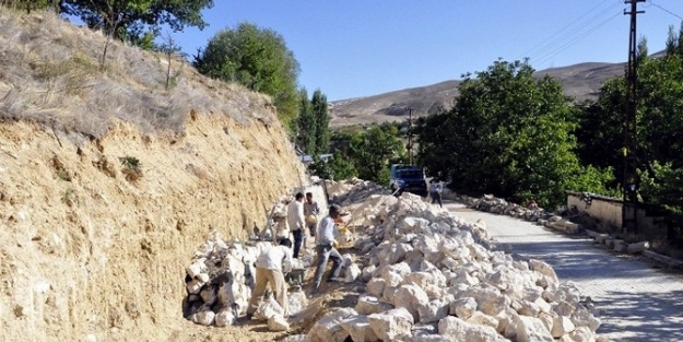 Gürün’de Taş Duvar Çalişmalari Sürüyor