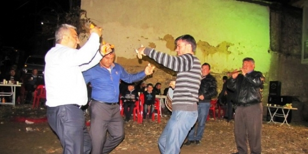 Belediye Başkanı Çalişkan, Köy Düğününde Döktürdü