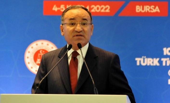 Bakan Bozdağ: 'Kadınlar kıyafetlerine göre ayrı muameleye tabi tutulmasın'