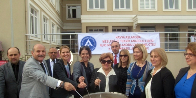 Teknik Lise'den vatandaşa aşure ziyafeti