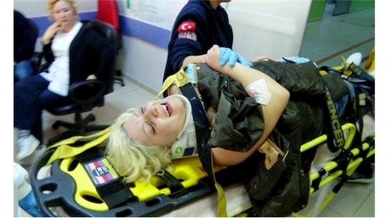 Boşandığı karısını arabadan attı