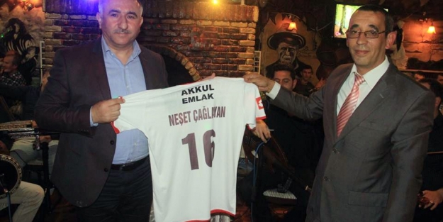 Neşet Çağlayan'a Gençlerbirliği forması hediye edildi
