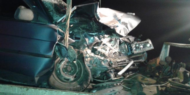 Otomobiller kafa kafaya çarpıştı; 1 ölü, 3 yaralı