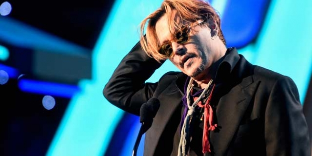 Johnny Depp sahneye körkütük sarhoş çıktı!