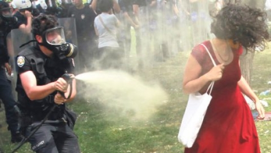 "Kırmızılı Kadın"a çifte şok!