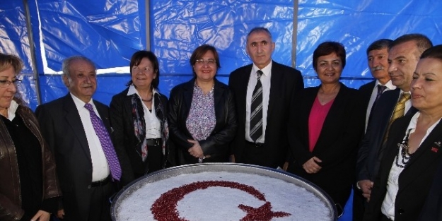 Pekdaş, Elleriyle Aşure Dağıttı