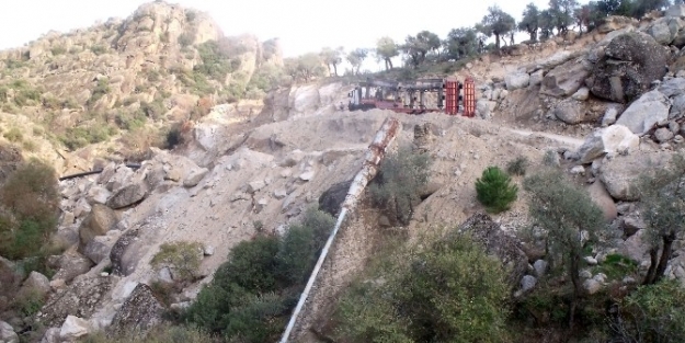 Söke’nin Tarihi Su Değirmeni Toprağa Gömülüyor