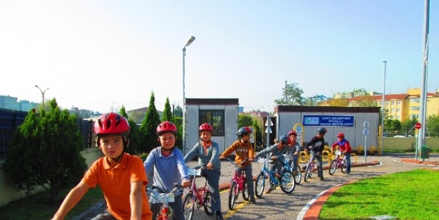 İzmit Belediyesi Öğrencilere Bisiklet Kullanmayı Öğretiyor