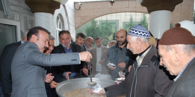 Fatih Camiin’de 2 Bin Kişilik Aşure Dağıtıldı