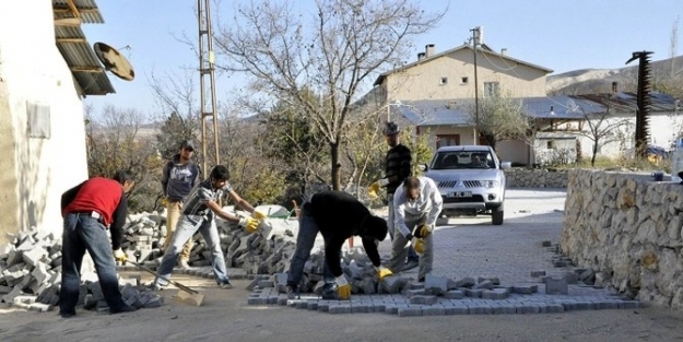 Gürün’de Parke Taşı Döşeme Çalişmalari Sürüyor