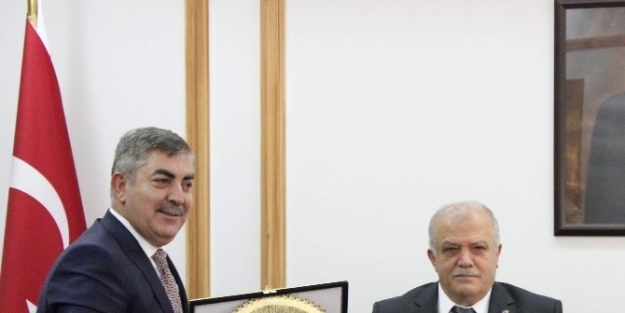 Kırşehirliler Fedarasyonu Vali Şentürk’ü Ziyaret Etti