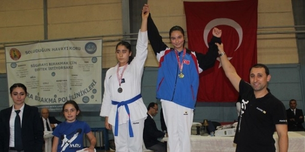 Foça Belediyespor’lu Minik Taekwondocular Fırtına Estirdi
