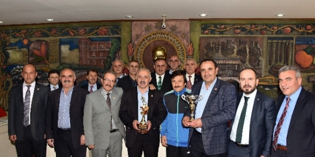 Gümüşhane’nin Maratoncu İl Genel Meclisi Üyesi Kupasıyla Toplantıya Katıldı