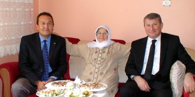 Hac Dileğini Yerine Getirenlere Mekke’den Getirdiği Mantıyı İkram Etti