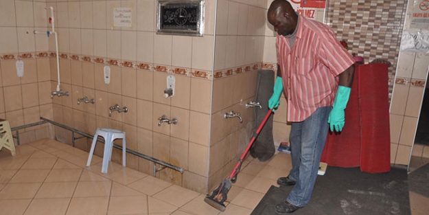 9 dil bilen profesör tuvalet temizliyor