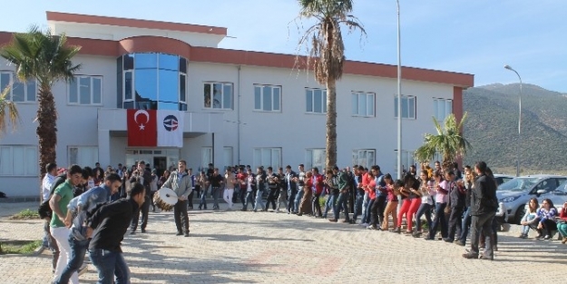 Sınavlar Öncesi Öğrencilere Sucuk Ekmek İkram Edildi