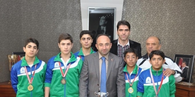 Kartepeli Güreşçiler Cumhuriyet Kupası’nda 3. Oldu