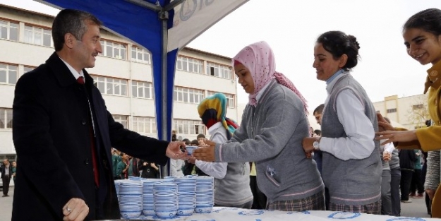 Başkan Tahmazoğlu Lise Öğrencilerine Aşure İkram Etti