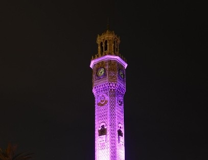 İzmir Saat Kulesi’ne Mor Renk De Yakıştı