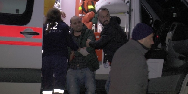 Trafik Levhasına Çarpan Araç Şarampole Yuvarlandı: 3 Yaralı