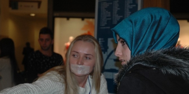 Erzurum Avm’de Ağızları Bantı Olan 30 Genç, Görenleri Şaşirtti